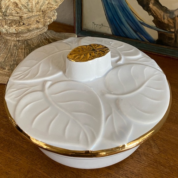 Vintage USA Rare Unique Pottery Covered Dish Leaf Design Gold Trim - Picture 13 of 16